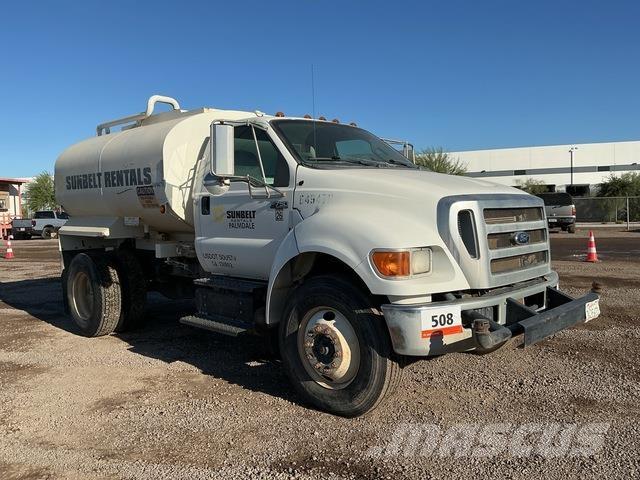 Ford F-750 Auto-tanques