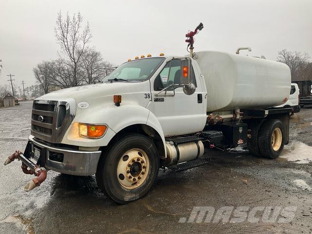 Ford F-750 Auto-tanques