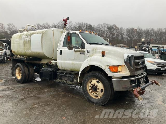 Ford F-750 Auto-tanques