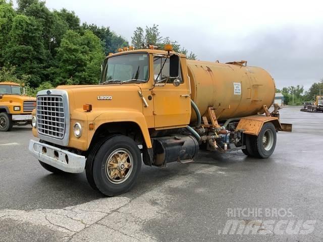 Ford L8000 Auto-tanques