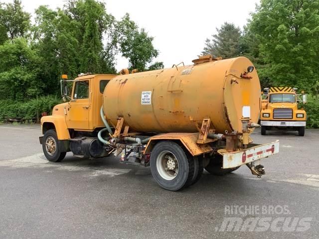 Ford L8000 Auto-tanques