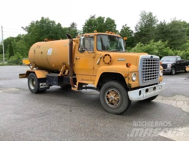 Ford L8000 Auto-tanques