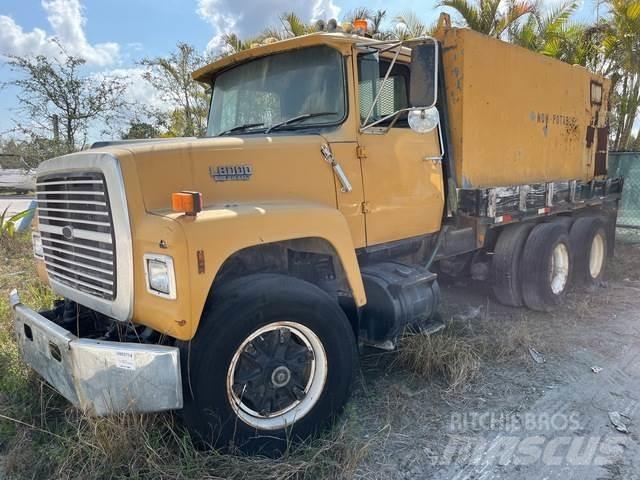 Ford LT8000 Auto-tanques