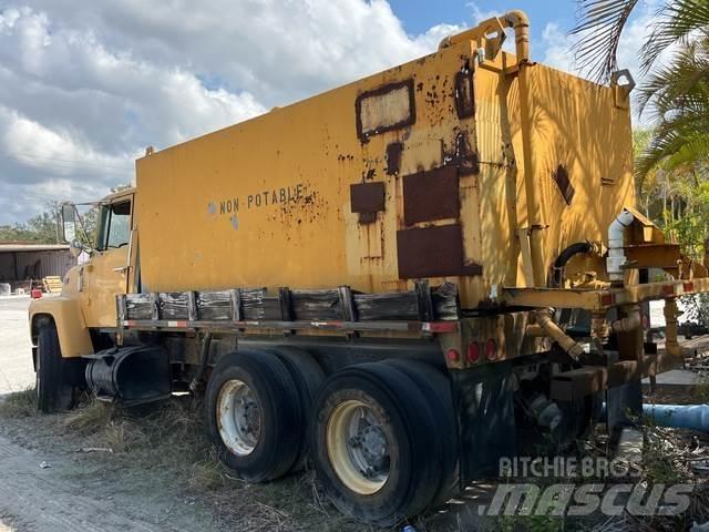 Ford LT8000 Auto-tanques
