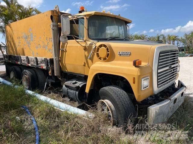 Ford LT8000 Auto-tanques