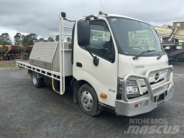Hino 300 Camiões estrado/caixa aberta