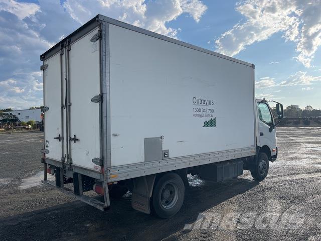 Hino 300 721 Camiões de caixa fechada