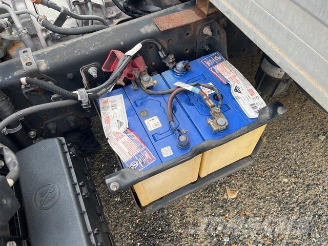 Hino 300 721 Camiões de caixa fechada