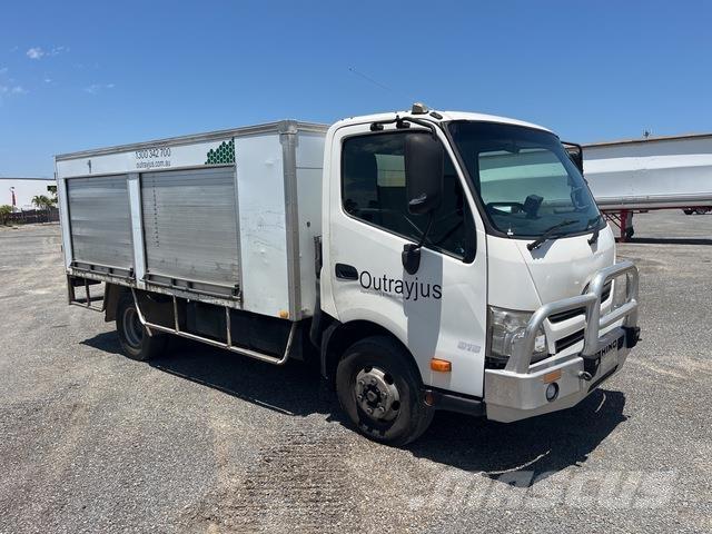 Hino 300 816 Camiões de caixa fechada