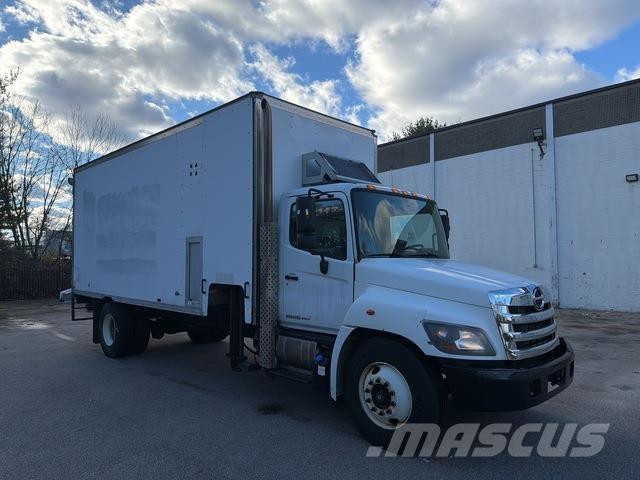 Hino 338 Camiões de caixa fechada