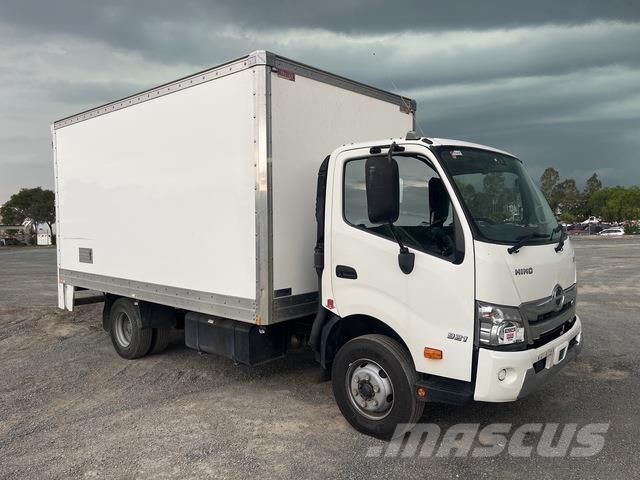 Hino 921 Camiões de caixa fechada