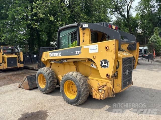 John Deere 325 Carregadoras de direcção deslizante