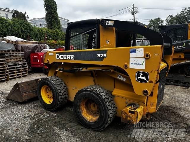 John Deere 325 Carregadoras de direcção deslizante