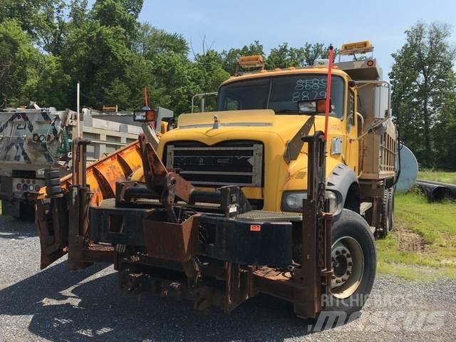 Mack 700 Lâminas de neve e arados
