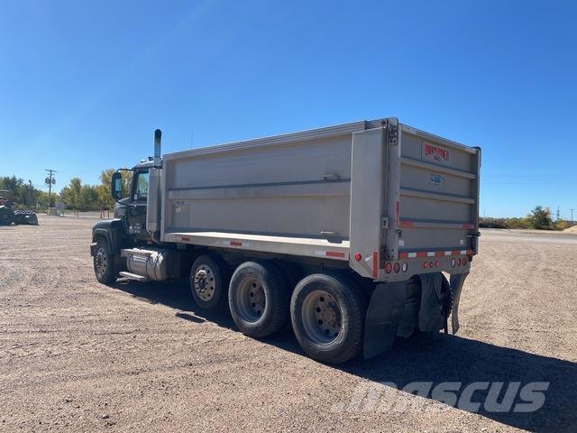 Mack CHN613 Camiões basculantes