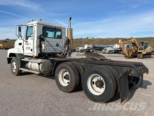 Mack CL733 Tractores (camiões)