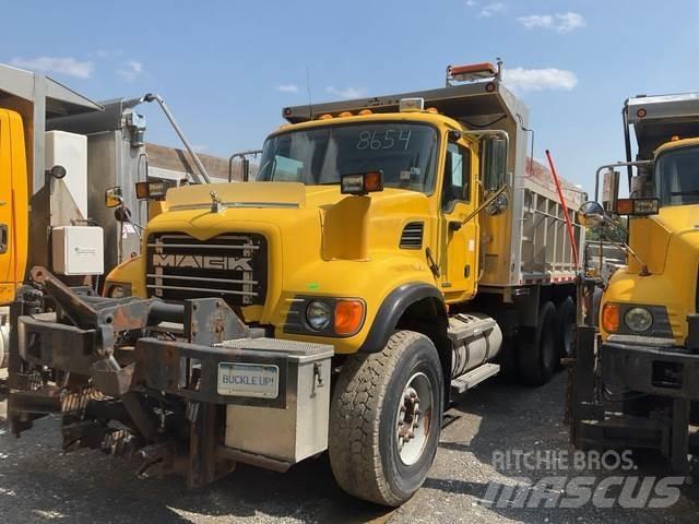 Mack CV713 Lâminas de neve e arados