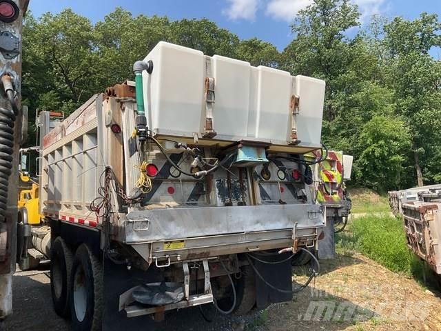 Mack CV713 Lâminas de neve e arados