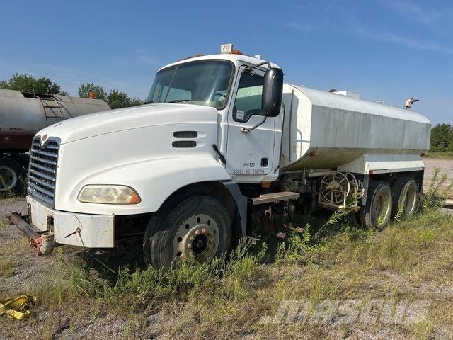 Mack CXN612 Auto-tanques