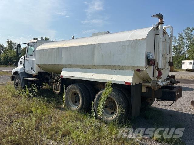 Mack CXN612 Auto-tanques