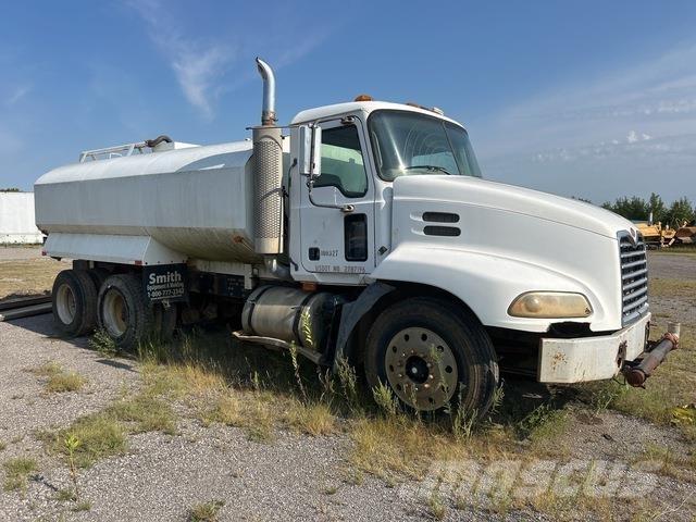Mack CXN612 Auto-tanques