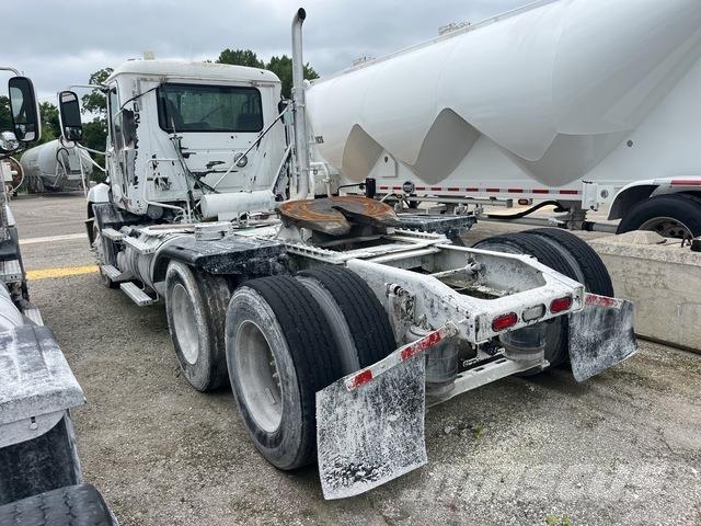 Mack CXU 613 Tractores (camiões)