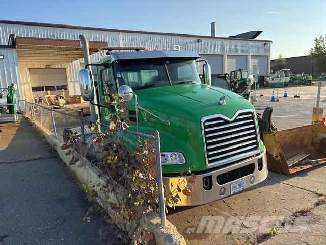 Mack CXU613 Tractor Units