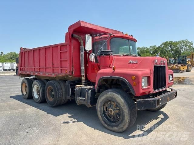 Mack DM685 Camiões basculantes