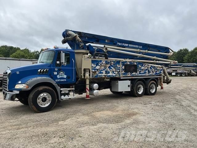 Mack GR64B Camiões bomba Betão