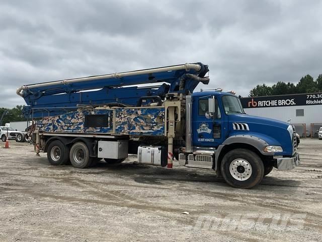 Mack GR64B Camiões bomba Betão