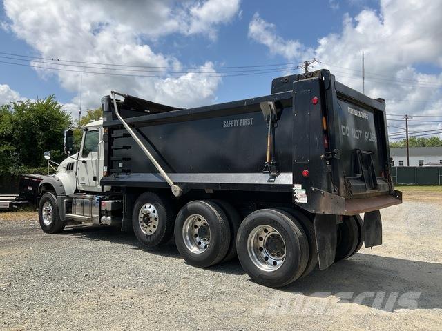 Mack GR64F Camiões basculantes