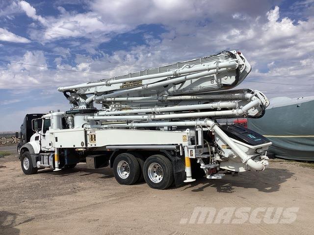 Mack GR64F Camiões bomba Betão