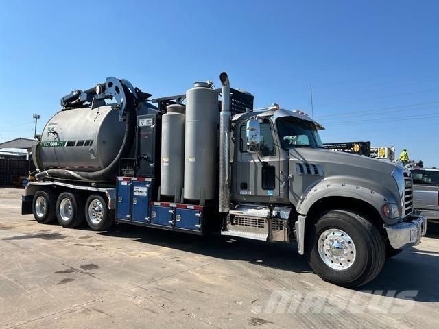 Mack Granite Escavadoras de rastos