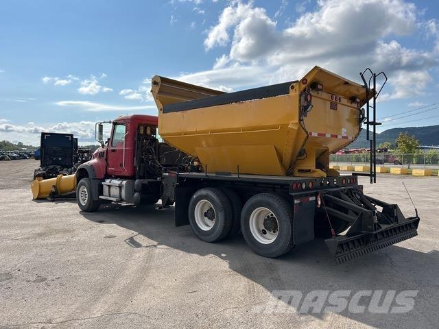 Mack GU433 Lâminas de neve e arados