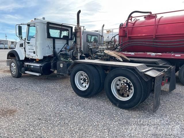 Mack GU713 Tractores (camiões)