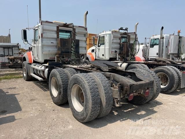 Mack GU713 Tractores (camiões)