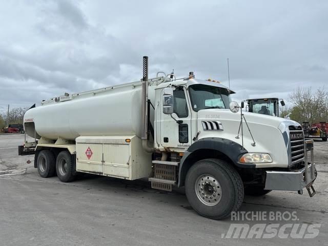Mack GU813 Camiões-cisterna