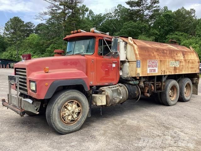 Mack RD688S Auto-tanques