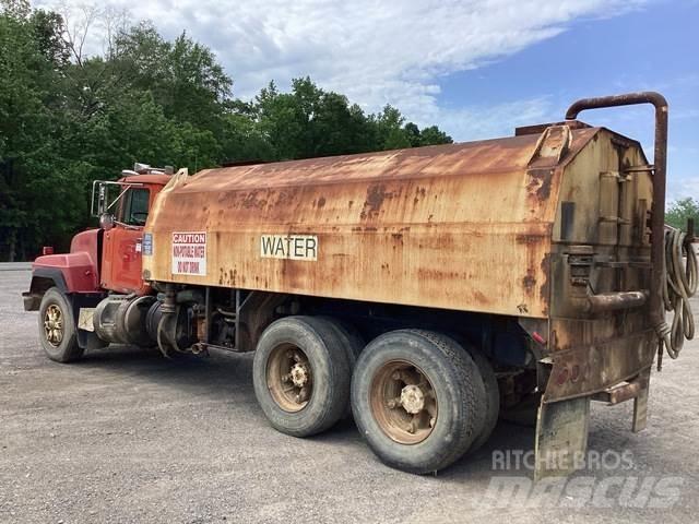 Mack RD688S Auto-tanques