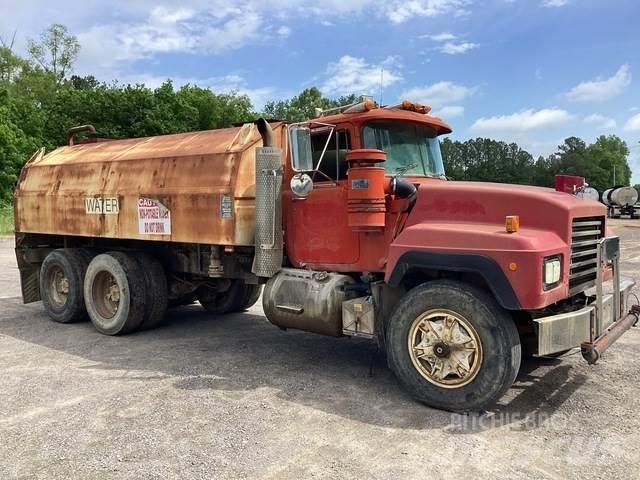 Mack RD688S Auto-tanques