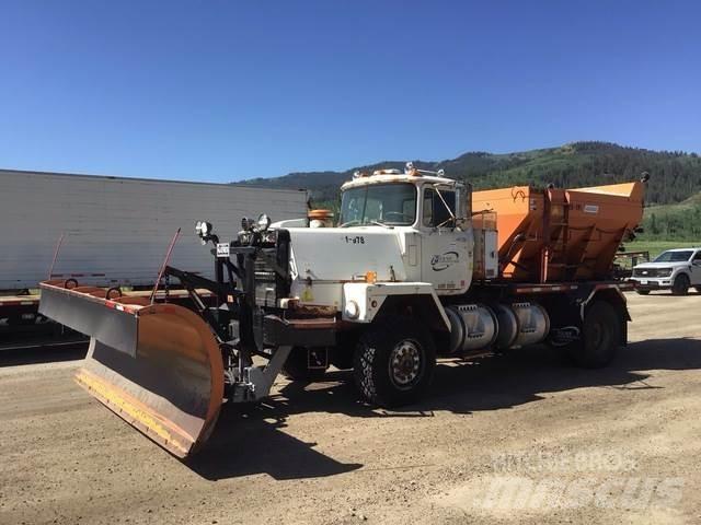 Mack RM6 Lâminas de neve e arados