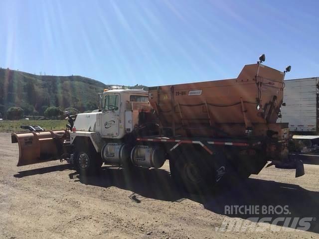 Mack RM6 Lâminas de neve e arados