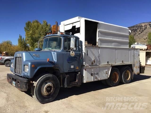 Mack U600 Camiões Municipais / Uso Geral