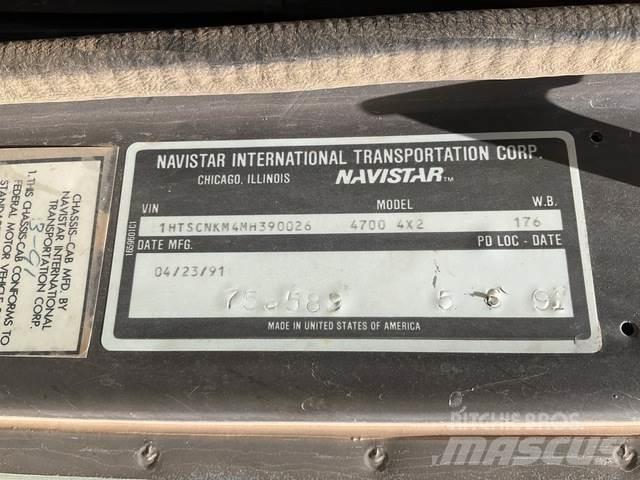Navistar 4700 Camiões de caixa fechada