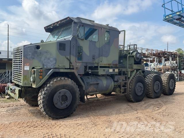 Oshkosh M1070 Recovery vehicles