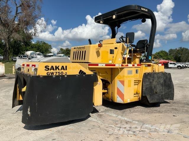 Sakai GW750-2 Cilindros Compactadores de pneus