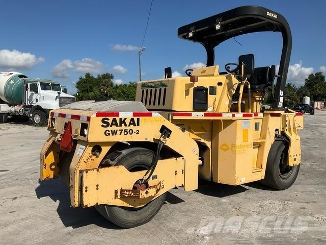 Sakai GW750-2 Cilindros Compactadores de pneus