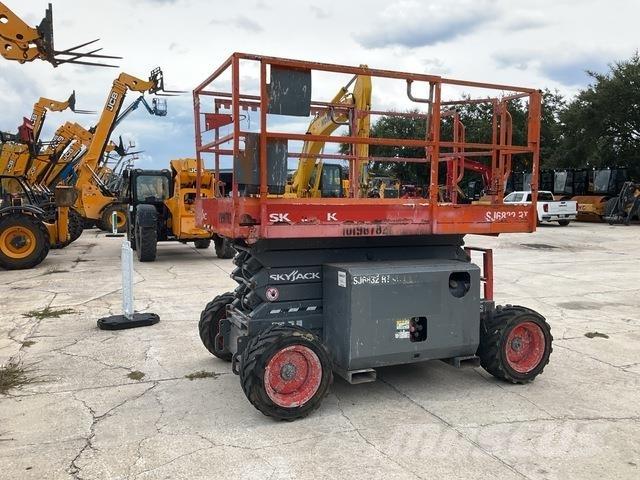 SkyJack 6832RT Elevadores de tesoura