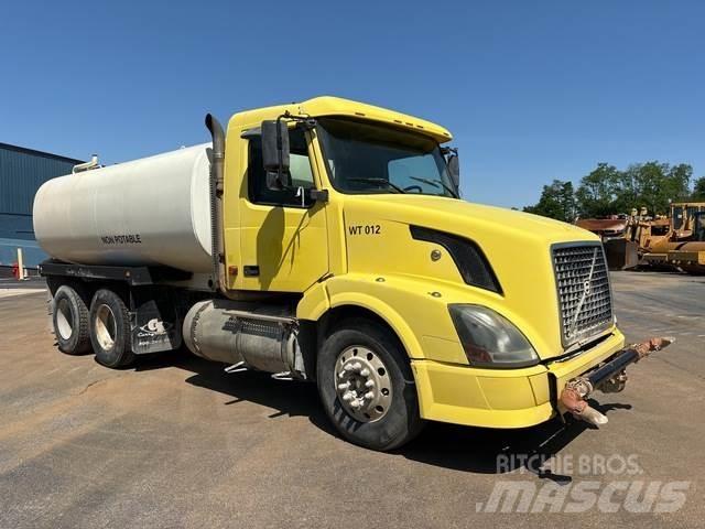 Volvo VNL Auto-tanques