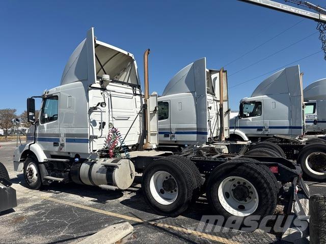 Volvo VNR64T Tractores (camiões)